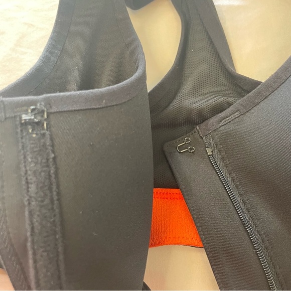 Under Armour 34D Black Front Zipper with Hook and Eye Sports Bra PRELOVED - Picture 9 of 9